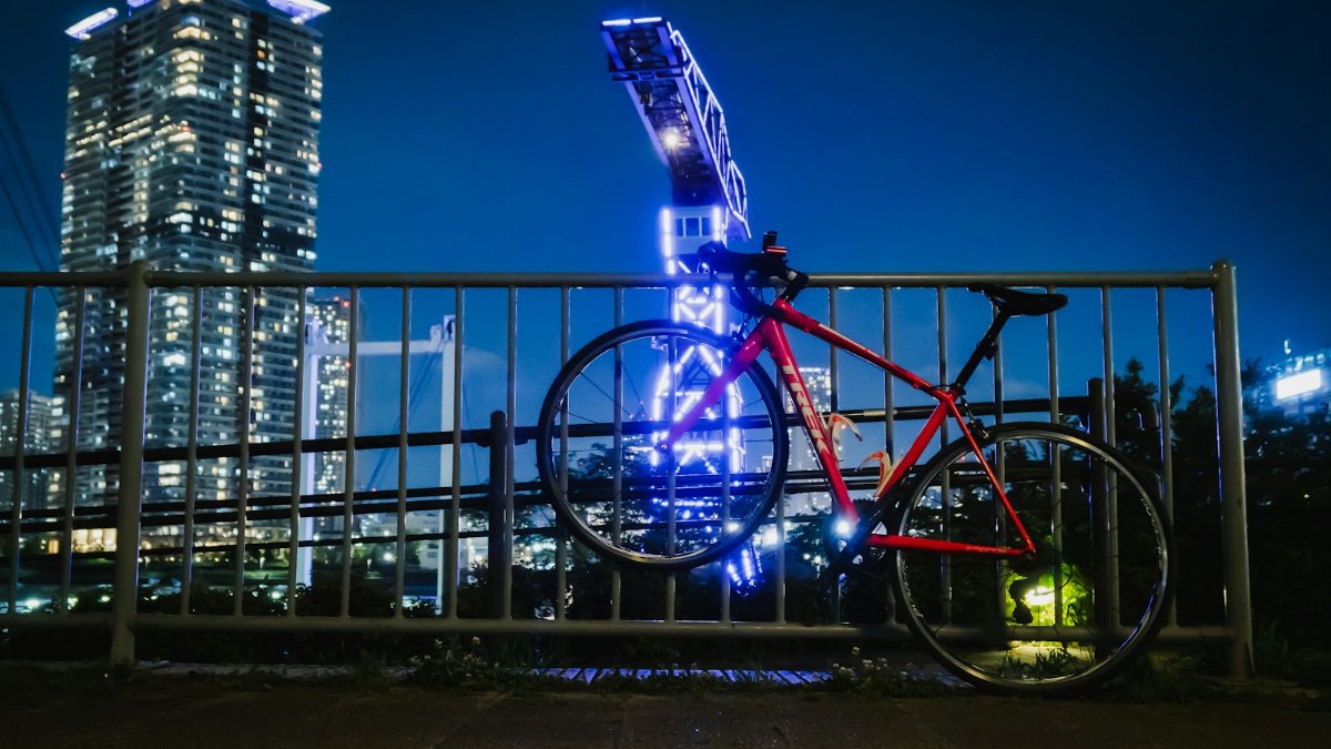 橋の上に停められた自転車