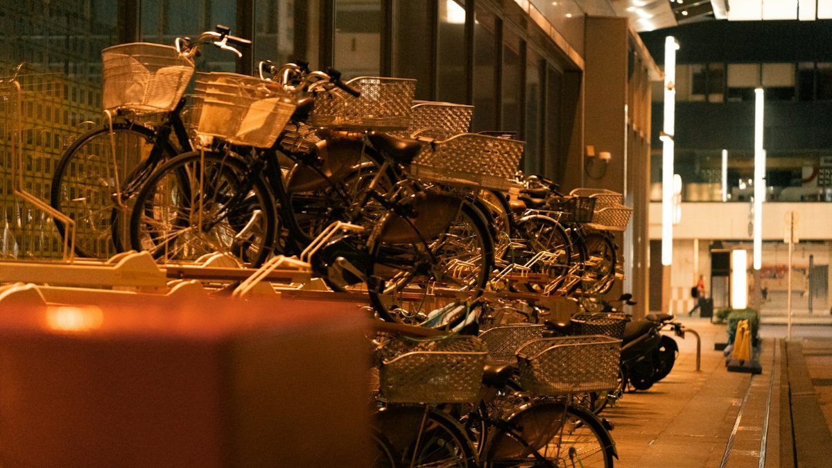 歩道に並んで駐輪された自転車の列