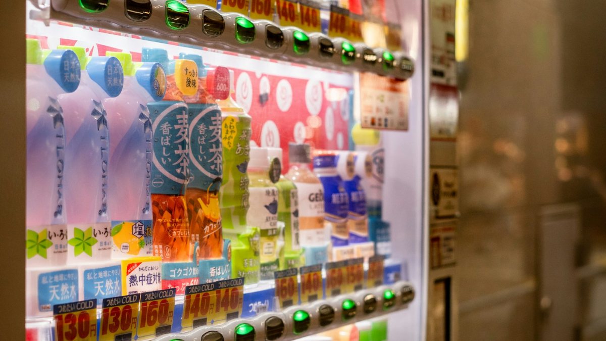 さまざまな飲み物が並ぶ自動販売機
