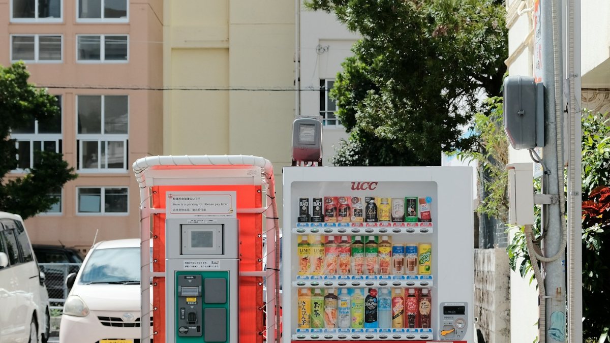 道路脇に設置された自動販売機