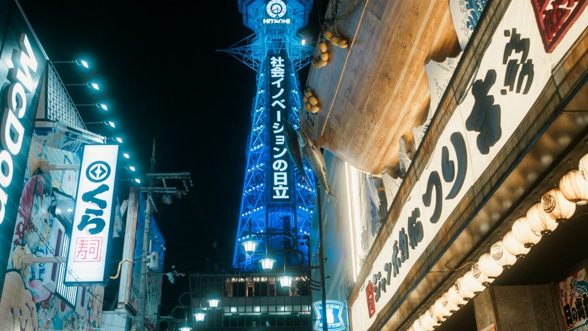 通りを歩く人々の群れ