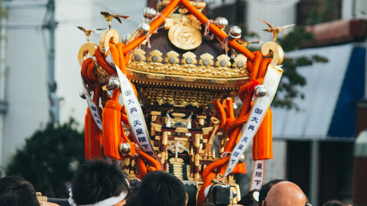 祭りの衣装を着て通りを進む人々