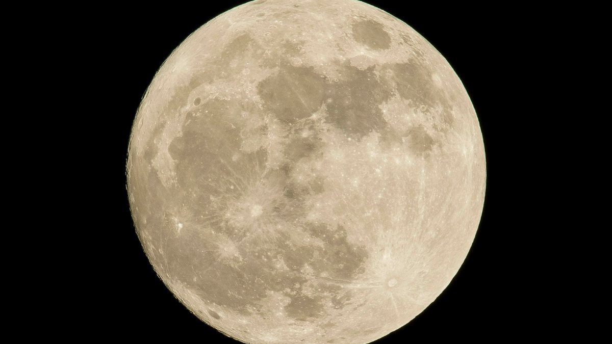 夜空に浮かぶ月