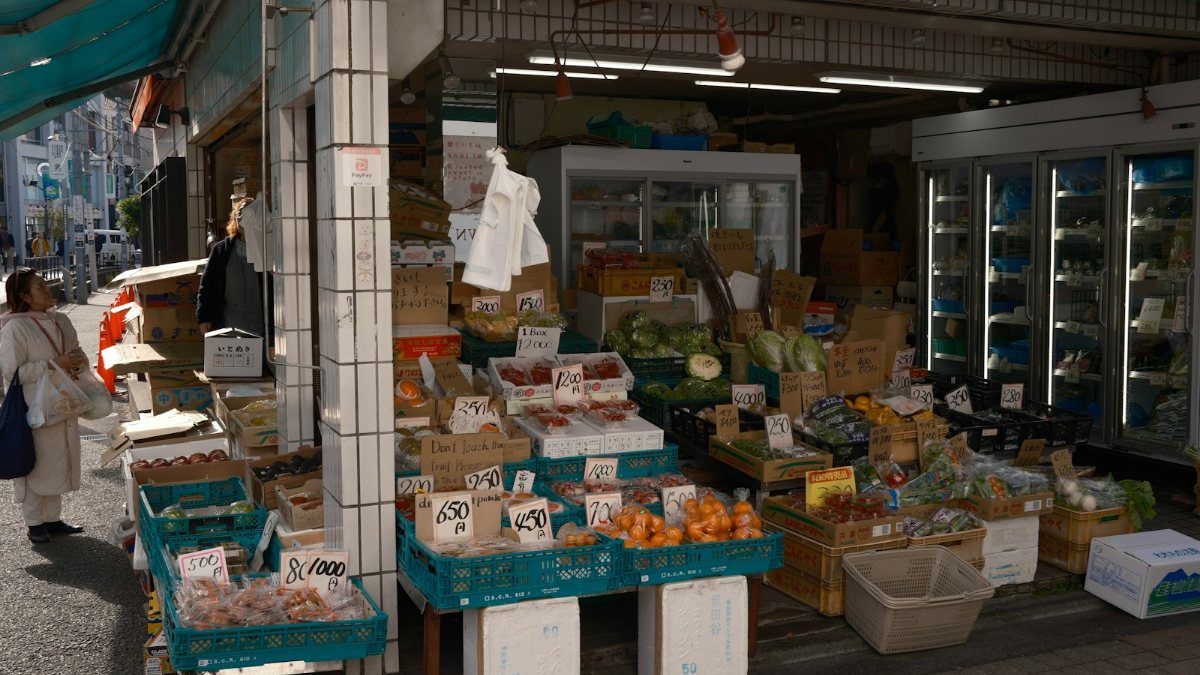 新鮮な果物や野菜を売るストリートマーケットの屋台