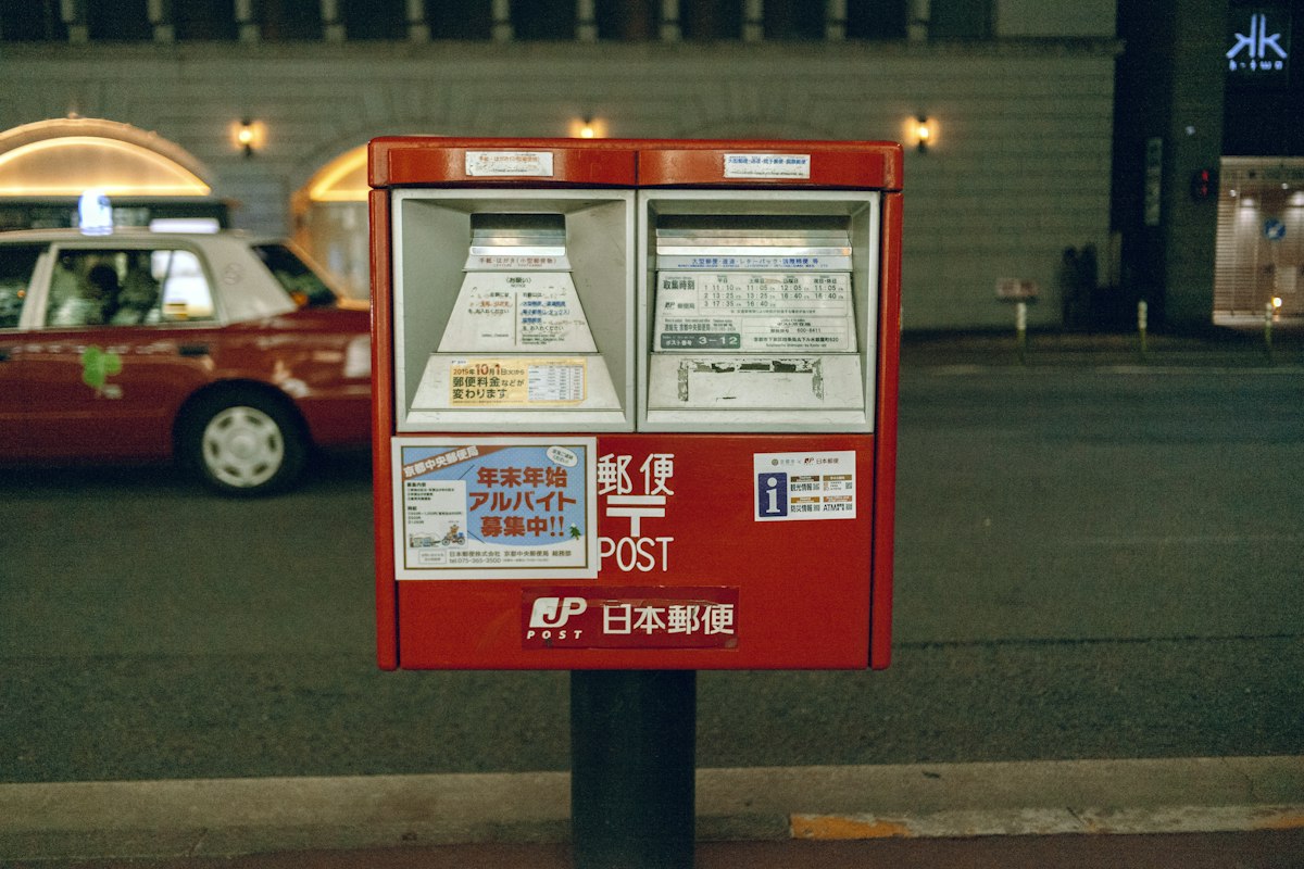 街角に立つ角型の郵便ポスト